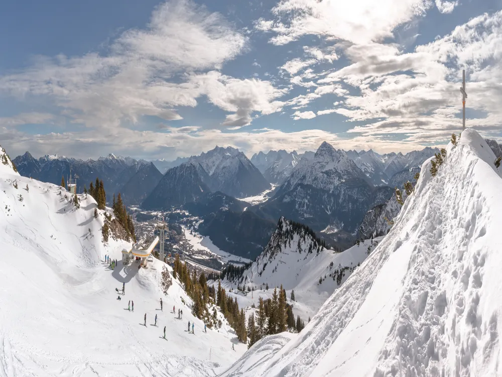 <p><strong>Hahnenkamm Summit: Alpine Panorama</strong></p>