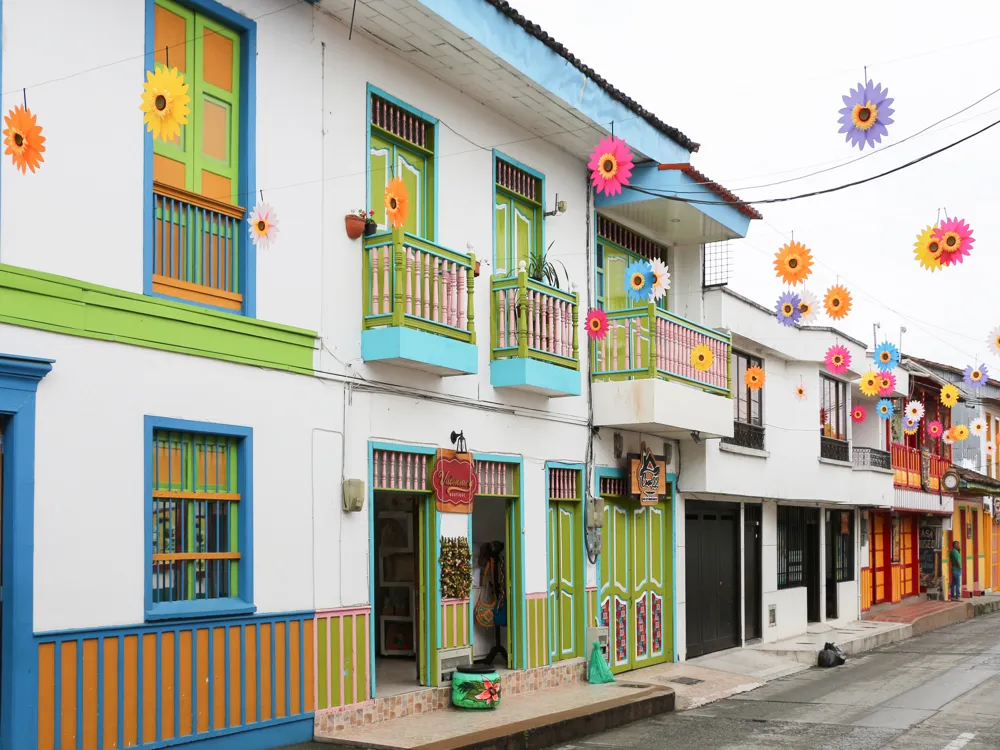 <p><strong>Colorful Calle 7 in Filandia</strong></p>