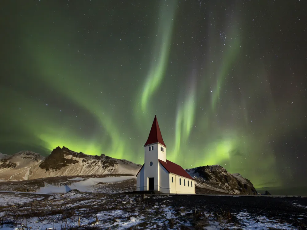 <p><strong>Canon Captures Iceland's Celestial Dance</strong></p>