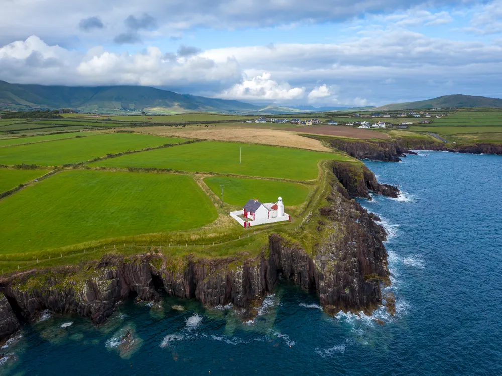 <p><strong>Dingle Lighthouse: Bay's Guiding Beacon</strong></p>