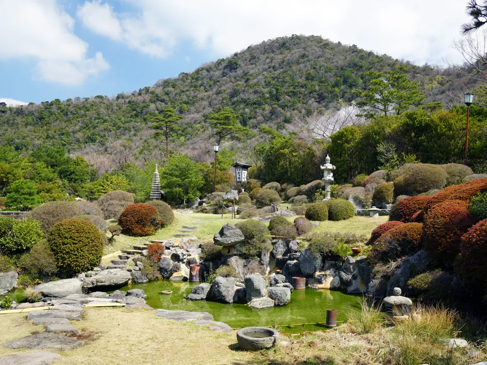 <p><strong>Unzen Onsen: Japan's Scenic Hot Springs</strong></p>