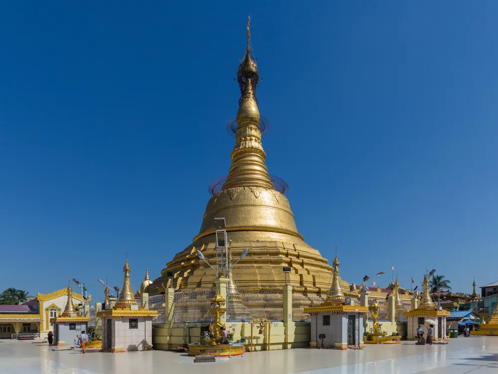 <p><strong>Golden Pagoda Enshrining Sacred Relic in Yangon</strong> </p>