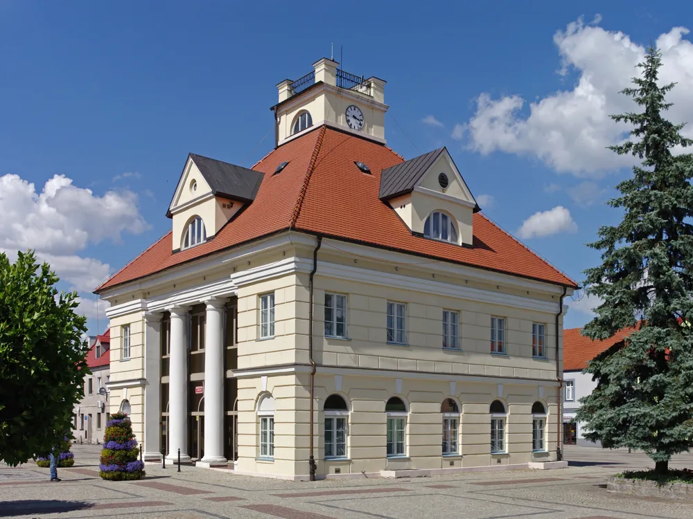 <p>Certainly! The succinct title for the <strong>Town Hall in Łęczyca</strong> would be: <strong>Royal Hub of Łęczyca</strong>..</p>